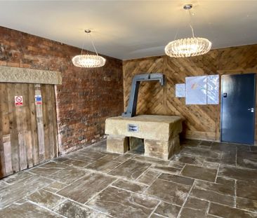 Upper Blakeridge Lane, Batley, WF17 - Photo 6