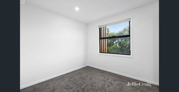 Stylish and Contemporary Living - Photo 1