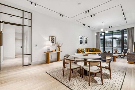 A beautifully designed two bedroom apartment in one of the most sought after developments in London - Photo 3