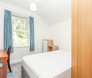 References Pending - 6 bed Semi-Detached House - Photo 3