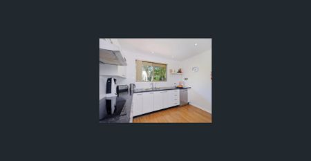 Charming 2-Bedroom Unit - Photo 2