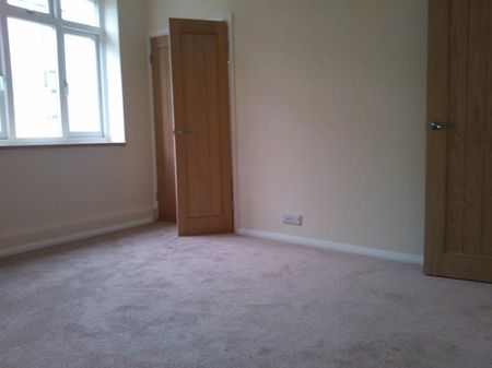 3 bedroom flat to rent - Photo 4