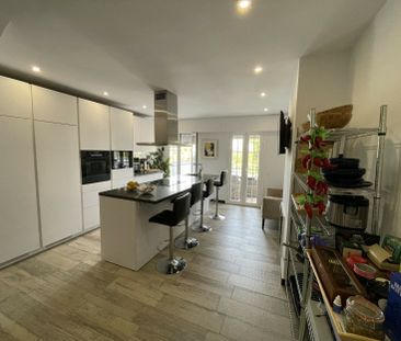 Townhouse with Sea Views for Rent in Nueva Andalucia - Photo 2