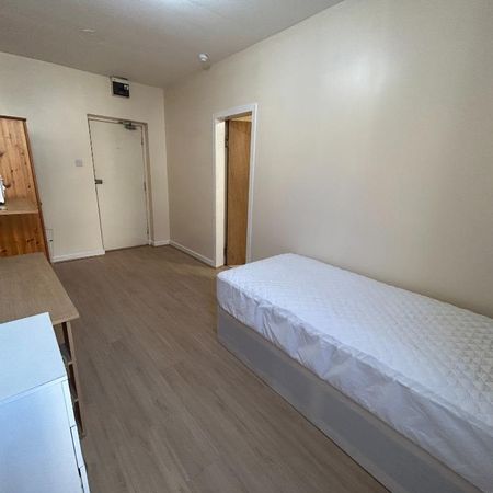 1 bedroom in a house share to rent - Photo 3