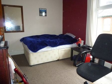 4 double bed, refurbished house, great location - Photo 3