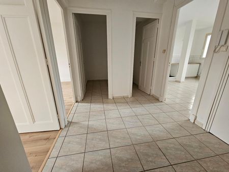 Location Appartement 4 pièces 103m² ST CHAMOND 42400 - Photo 2