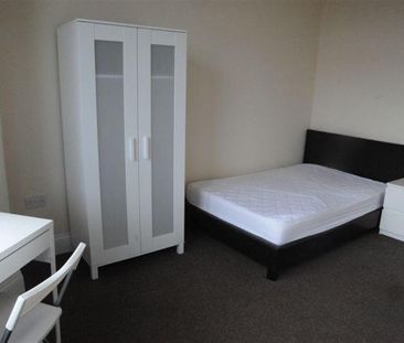 3 bedroom Flat To Let - Photo 1