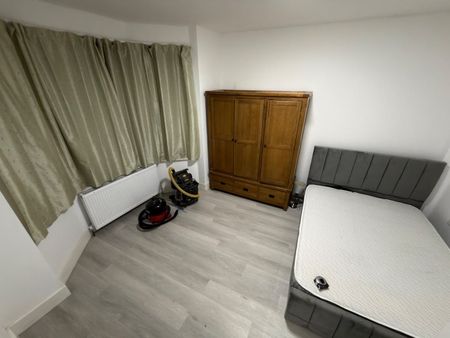 6 Bed End Terrace, Prince Regent Lane, E13 - Photo 4