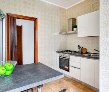 Spacious and bright single room in Via Ronchi - Photo 3