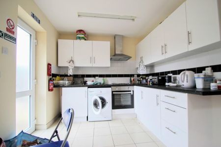 5 bedroom end of terrace house to rent - Photo 2