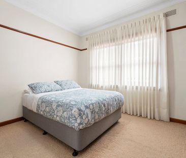 Spacious Freestanding Family Home with Large Backyard in Kingsford - Photo 4