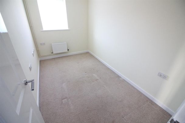 Dedworth Road, Windsor - Photo 1