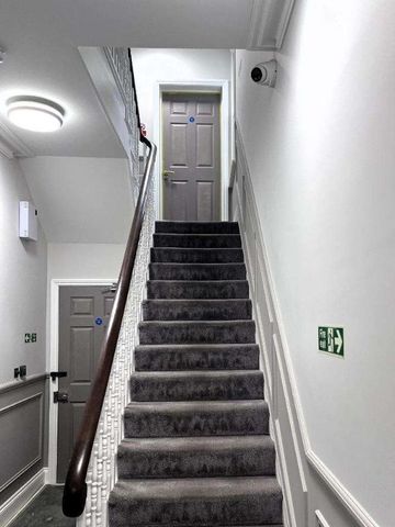 Bridge Road, Hampton Court Village, East Molesey, Surrey, KT8 - Photo 4