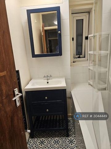 1 bedroom in a flat share to rent - Photo 4