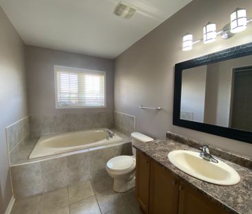 For Lease - 2329 Blue Oak Circle, Oakville, Ontario - Photo 2