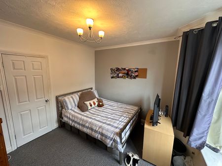 4 bedroom house, 1 en-suite - Photo 3