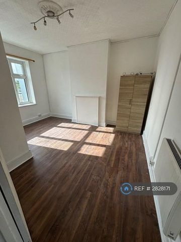 3 bedroom flat to rent - Photo 2