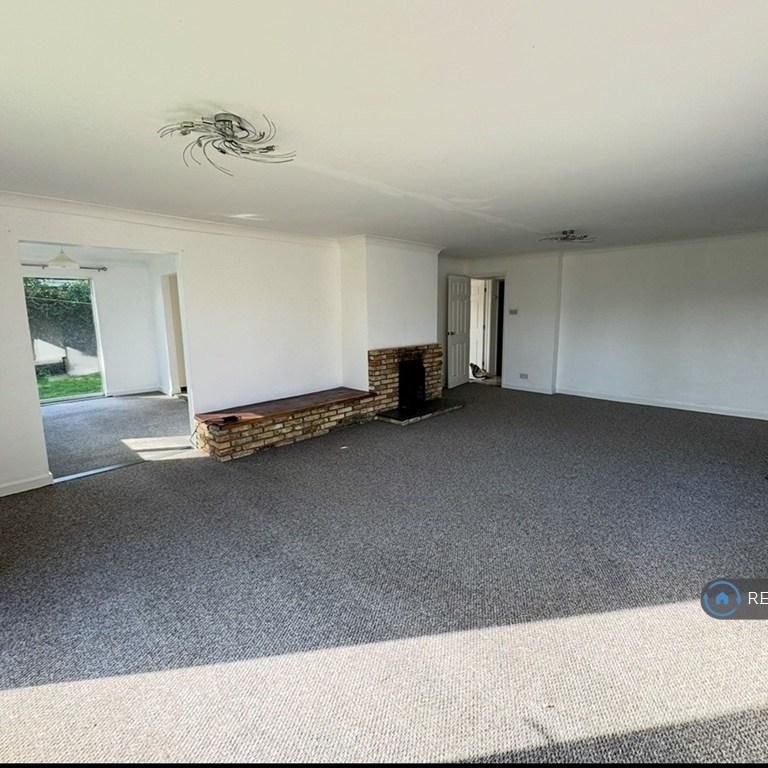 4 bedroom bungalow to rent - Photo 1