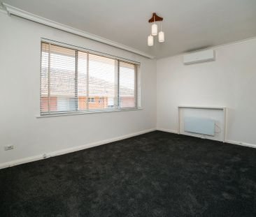 Roomy One Bedroom Apartment! - Photo 2