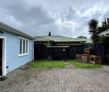 Spacious Tidy Home - Photo 2