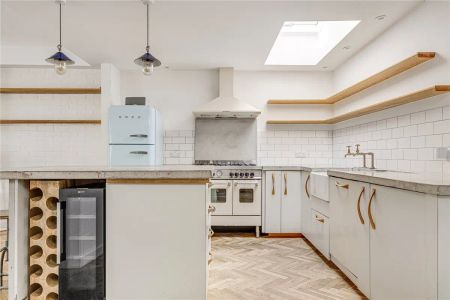 3 bedroom house in London - Photo 3