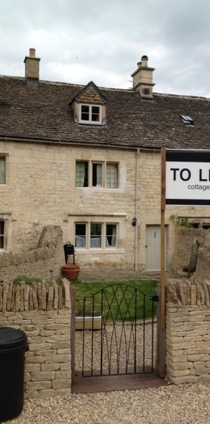 Character Cotswold Stone Small Mid Terraced Cottage in Centre of Sheepscombe Village - Photo 1