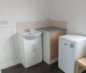 Room in a Shared House, North Circular Road, NW2 - Photo 2