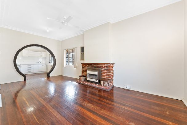 Large family home in great location: 2 Bedrooms plus Sunroom, Games Room & Huge Backyard! - Photo 1