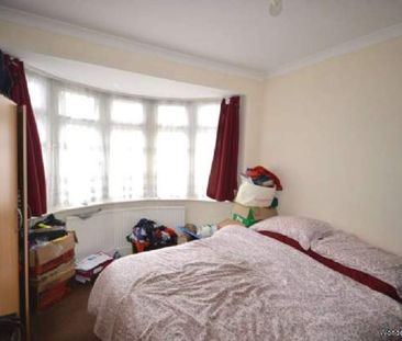 3 bedroom property to rent in Ilford - Photo 3