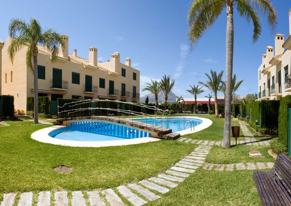 FOR RENT: SPACIOUS AND ELEGANT 4-BEDROOM BUNGALOW FOR LONG TERM