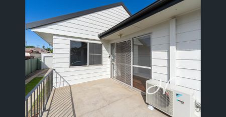 FANTASTIC LOCATION! SPACIOUS 3-BEDROOM HOME - WALK TO NEWCASTLE UNIVERSITY - Photo 2