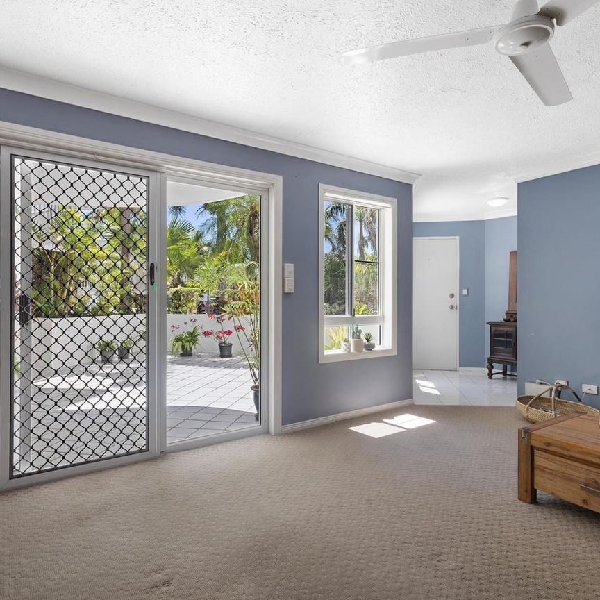 Stylish Beachside Apartment - Photo 1