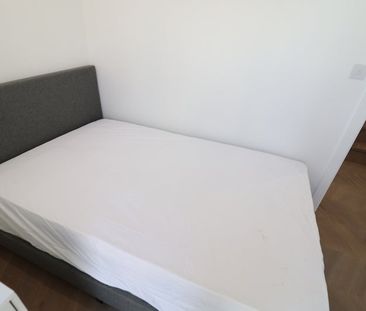 Room in a Shared House, Lebrun Square, SE3 - Photo 4