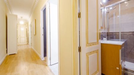 Room in a shared 7-bedroom apartment for rent in Fuente del Berro - Photo 2