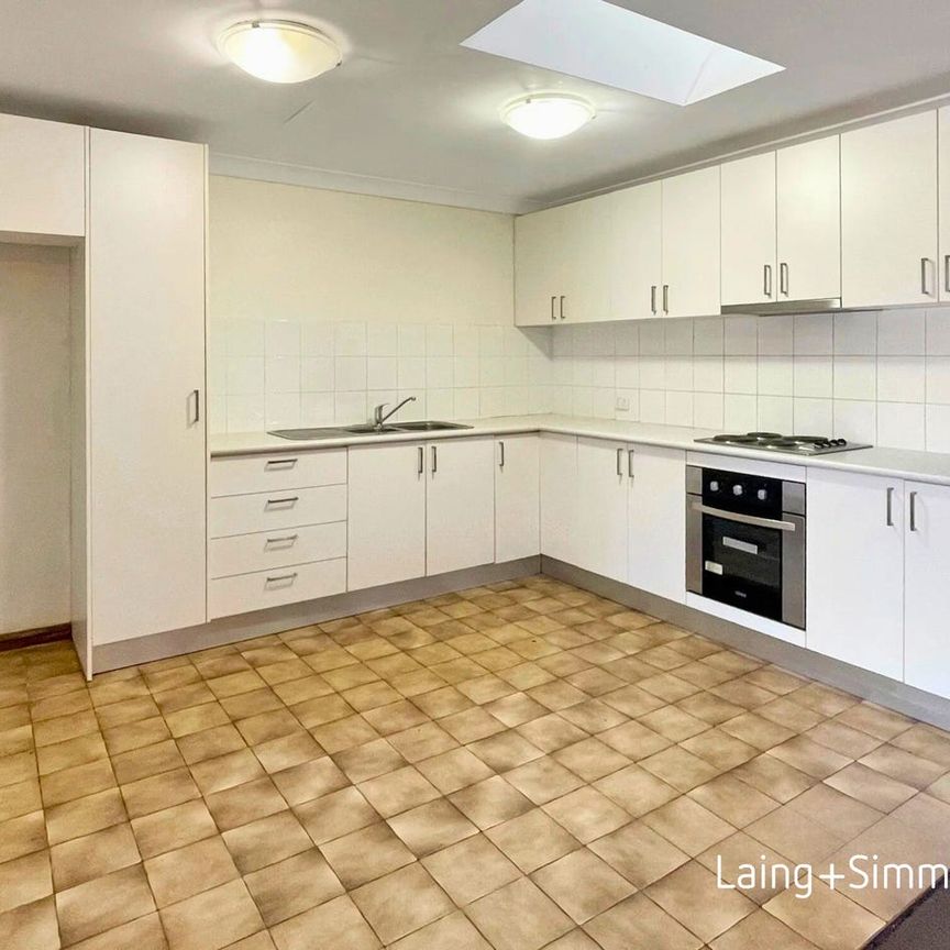 Beautiful three-bedroom villa in prime location - Photo 1