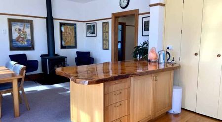 Beautifully renovated fully furnished spacious character home just minutes from the Beach! - Photo 3