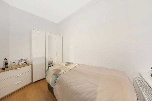 2 bedroom flat in London - Photo 1