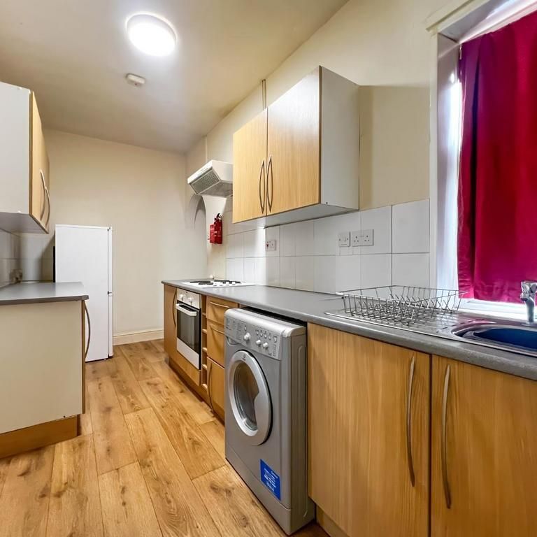 3 bedroom flat to rent - Photo 1