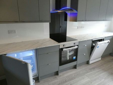 Semi-detached house to rent on - Photo 2