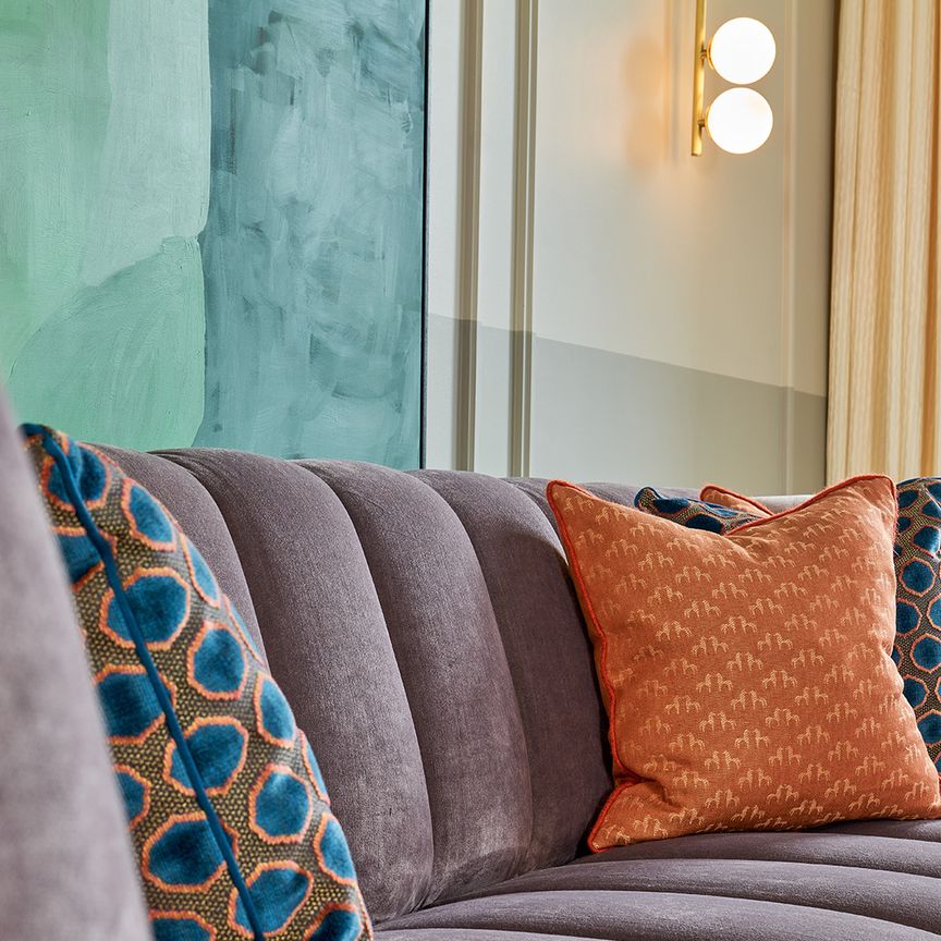 An exceptional two-bedroom deluxe apartment located on Hyde Park Gate, Kensington, London SW7 - Photo 1