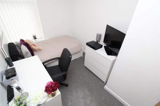 House - Terraced For Rent Bertha Street, Pontypridd - Photo 1