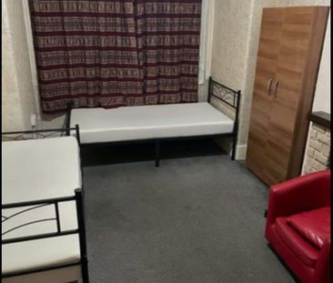 1 bedroom in a house share to rent - Photo 1