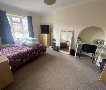 4 bedroom semi-detached house to rent - Photo 5