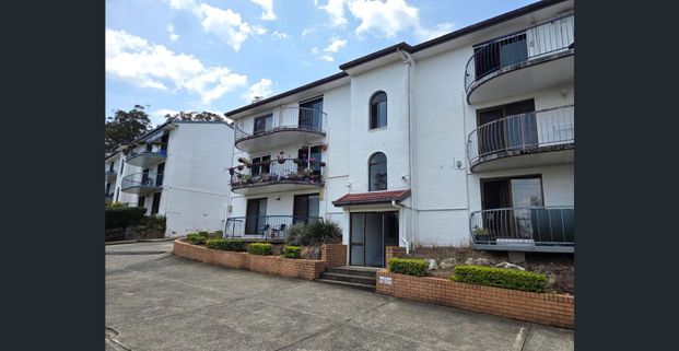 Bright, Fresh & Perfectly Positioned! - Photo 1