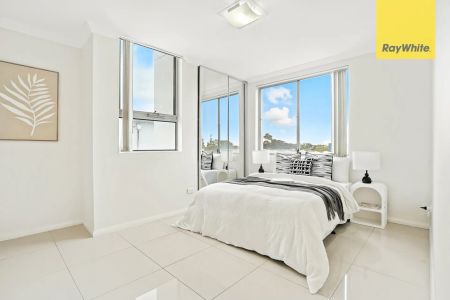 SPACIOUS & SUNLIT THREE BEDROOM WITH PARRAMATTA CITY VIEWS - MUST VIEW - Photo 2
