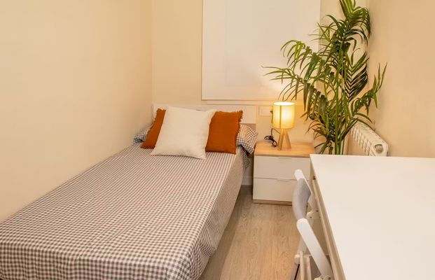 Carrer de Tamarit, Barcelona, Catalonia 08015 - Photo 1