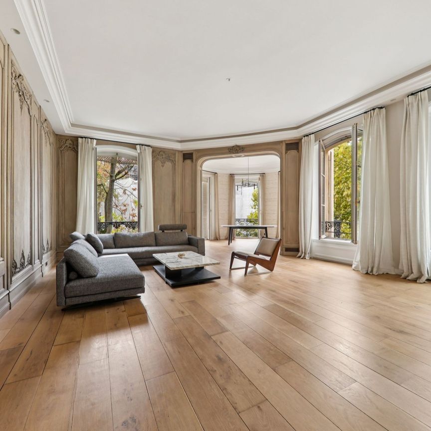 Location Appartement Paris 7 4 Pièces 165.74 m² - Photo 1