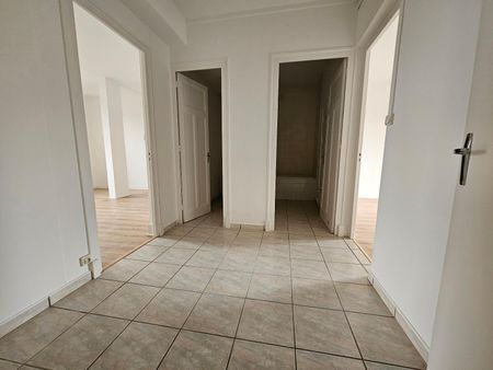 Location Appartement 4 pièces 103m² ST CHAMOND 42400 - Photo 3