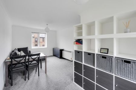 2 Bed Flat - Photo 3