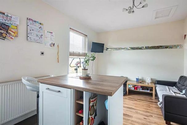 4 bedroom flat to rent - Photo 1